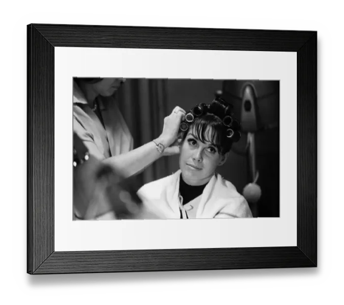 Framed Print : American actress, Mary Tyler Moore, pictured at the hairdressers at the Dorchester Hotel