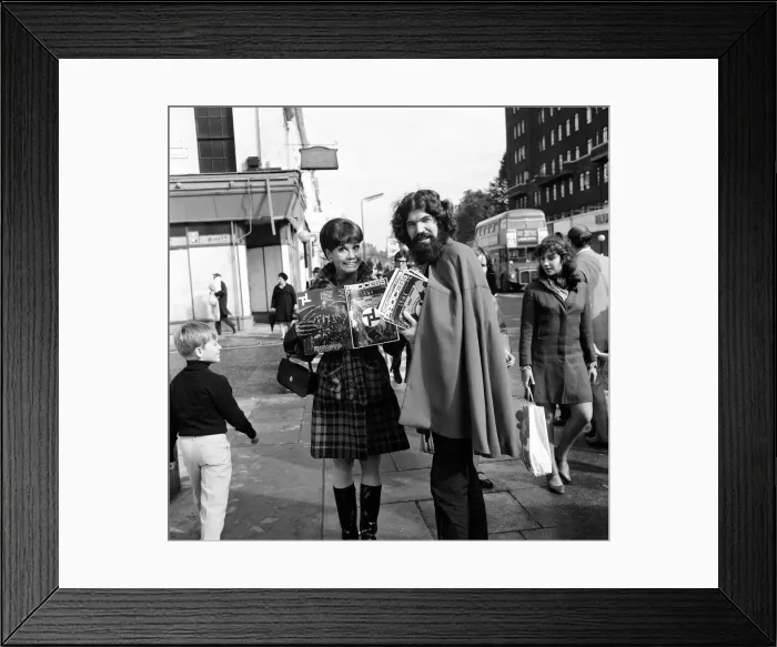 Framed Print : Mary Tyler Moore, star of The Dick Van Dyke Show, walking down Kings Road Framed Print : Mary Tyler Moore, star of The Dick Van Dyke Show, walking down Kings Road