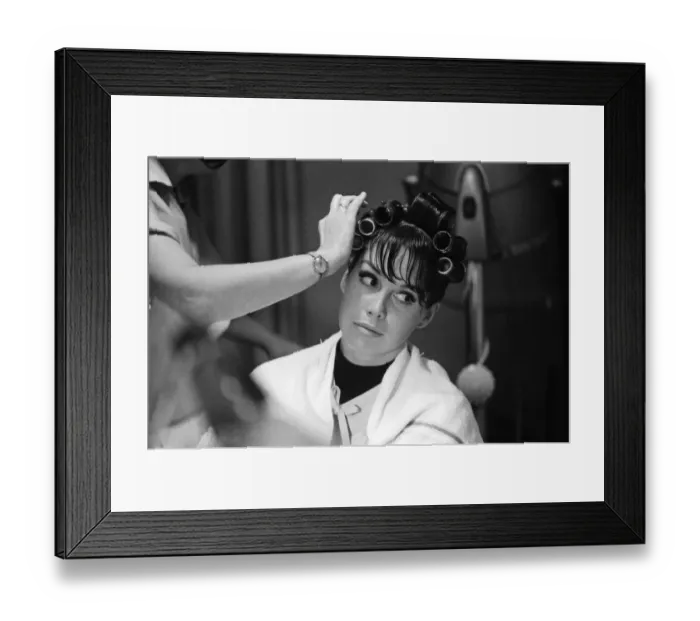 Framed Print : American actress, Mary Tyler Moore, pictured at the hairdressers at the Dorchester Hotel