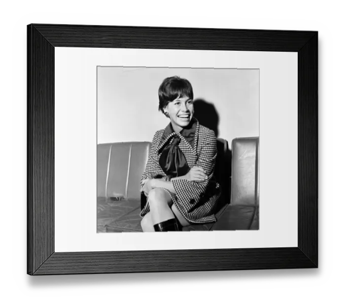Framed Print : American actress Mary Tyler Moore, pictured at Heathrow Framed Print : American actress Mary Tyler Moore, pictured at Heathrow