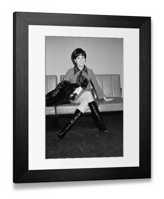 Framed Print : American actress, Mary Tyler Moore, pictured at Heathrow Airport
