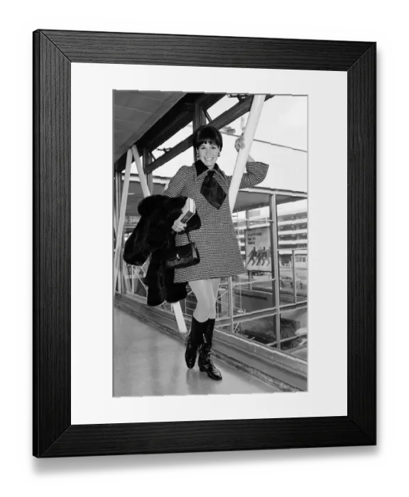 Framed Print : American actress, Mary Tyler Moore, pictured at Heathrow Airport Framed Print : American actress, Mary Tyler Moore, pictured at Heathrow Airport