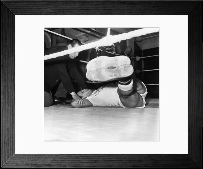 Framed Print : Having his stomach muscles strengthened is British Heavyweight Champion Henry Cooper