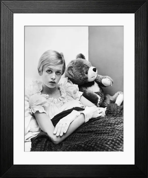 Framed Print : Twiggy, model aged 17 years old, was to be a guest of honour at Women of the Year Framed Print : Twiggy, model aged 17 years old, was to be a guest of honour at Women of the Year