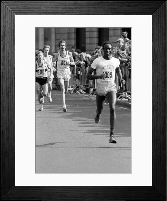 Framed Print : Birmingham Marathon, West Midlands. Sudans Omar Khalifa strides out past the Council Framed Print : Birmingham Marathon, West Midlands. Sudans Omar Khalifa strides out past the Council