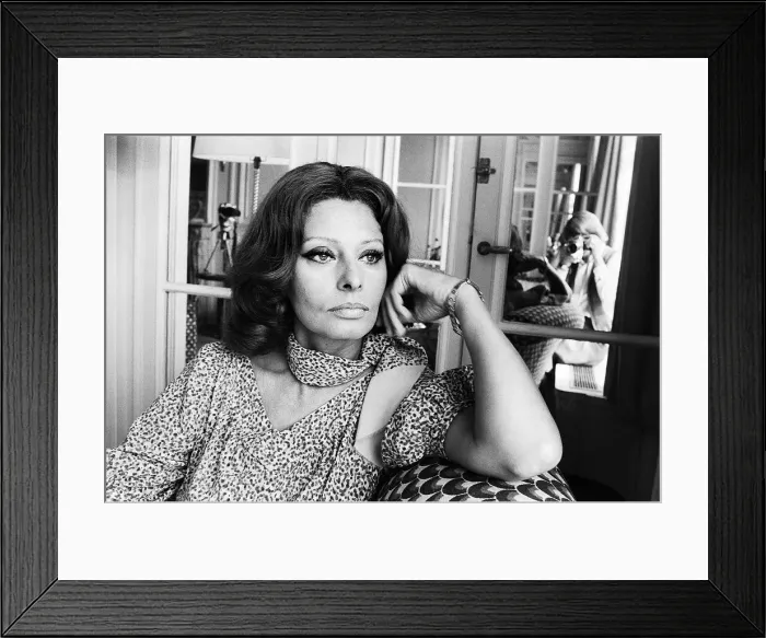 Framed Print : Sophia Loren - Actress and Filmstar pictured in a London hotel Framed Print : Sophia Loren - Actress and Filmstar pictured in a London hotel