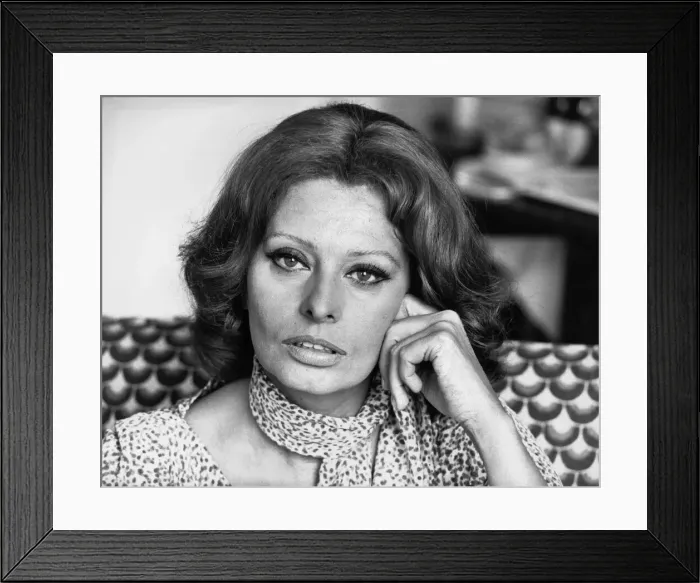 Framed Print : Sophia Loren - Actress and Filmstar pictured in a London hotel Framed Print : Sophia Loren - Actress and Filmstar pictured in a London hotel
