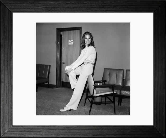 Framed Print : American Actress Mary Tyler Moore, at London Airport, on her way home to Los Angeles Framed Print : American Actress Mary Tyler Moore, at London Airport, on her way home to Los Angeles