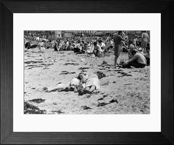 Framed Print : Holidaymakers in Margate, Kent. 14th July 1966 Framed Print : Holidaymakers in Margate, Kent. 14th July 1966
