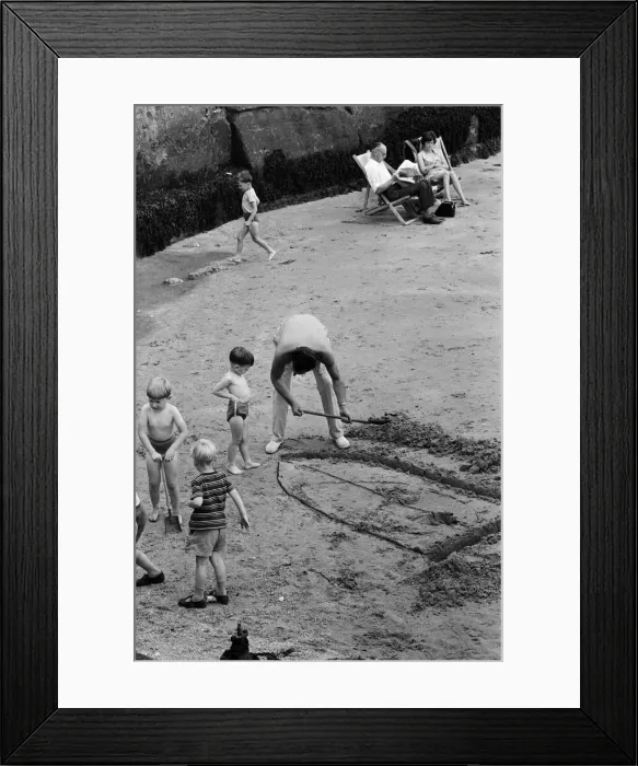 Framed Print : Holidaymakers in Margate, Kent. 14th July 1966 Framed Print : Holidaymakers in Margate, Kent. 14th July 1966