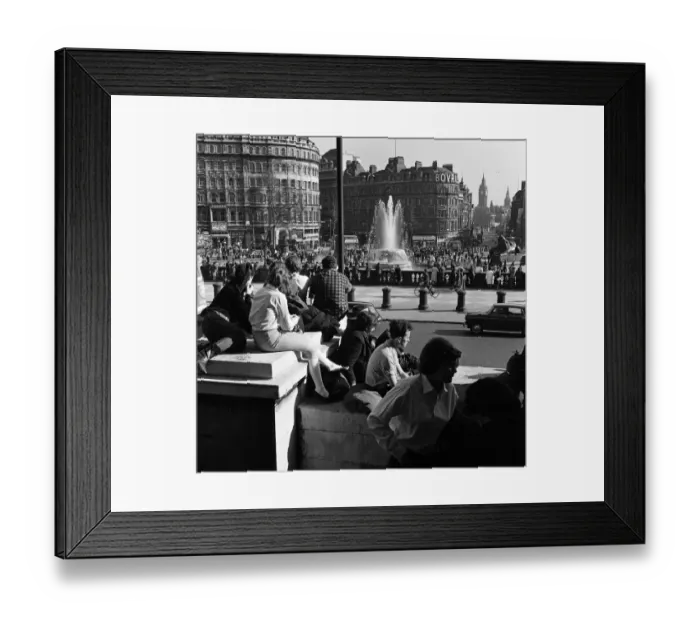 Framed Print : The crowds in Trafalgar Square, London, enjoying a heatwave in March. 29th March 1965