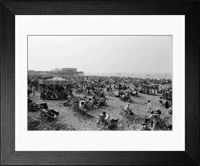 Framed Print : Bank holiday scenes at Margate, Kent. 27th August 1967 Framed Print : Bank holiday scenes at Margate, Kent. 27th August 1967