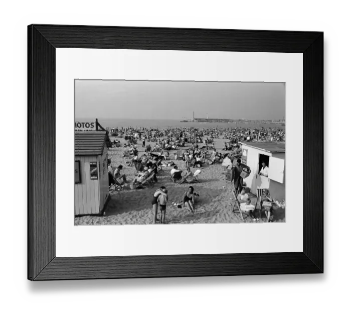 Framed Print : Bank holiday scenes at Margate, Kent. 27th August 1967 Framed Print : Bank holiday scenes at Margate, Kent. 27th August 1967