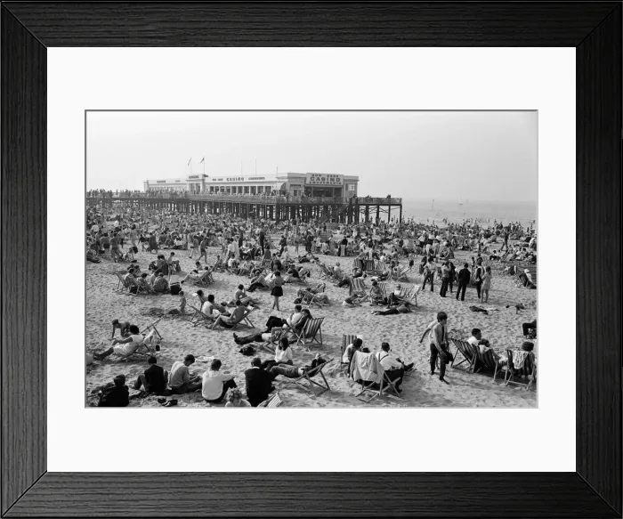 Framed Print : Bank holiday scenes at Margate, Kent. 27th August 1967 Framed Print : Bank holiday scenes at Margate, Kent. 27th August 1967