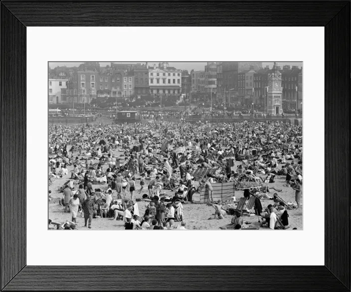 Framed Print : Bank holiday scenes at Margate, Kent. 27th August 1967 Framed Print : Bank holiday scenes at Margate, Kent. 27th August 1967