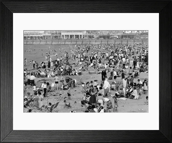 Framed Print : Bank holiday scenes at Margate, Kent. 27th August 1967 Framed Print : Bank holiday scenes at Margate, Kent. 27th August 1967