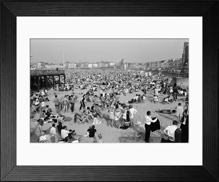 Framed Print : Bank holiday scenes at Margate, Kent. 27th August 1967 Framed Print : Bank holiday scenes at Margate, Kent. 27th August 1967