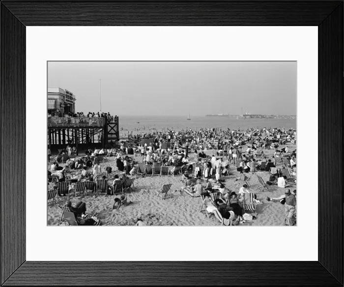 Framed Print : Bank holiday scenes at Margate, Kent. 27th August 1967 Framed Print : Bank holiday scenes at Margate, Kent. 27th August 1967