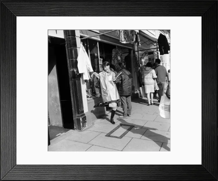 Framed Print : Mary Tyler Moore, star of The Dick Van Dyke Show, walking down Kings Road Framed Print : Mary Tyler Moore, star of The Dick Van Dyke Show, walking down Kings Road