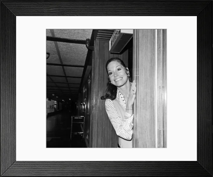 Framed Print : American Actress Mary Tyler Moore, at Heathrow Airport, she is flying to Geneva for three Framed Print : American Actress Mary Tyler Moore, at Heathrow Airport, she is flying to Geneva for three