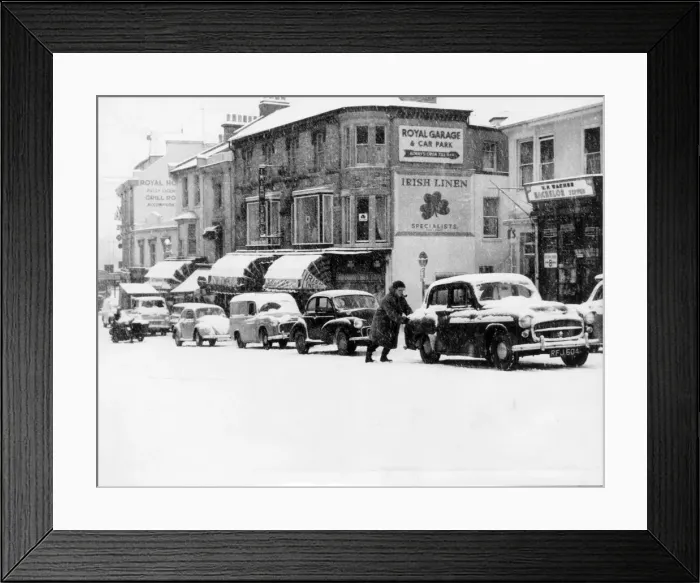 Framed Print : Snow causing havoc in Torwood Street, Torquay in 1962 Framed Print : Snow causing havoc in Torwood Street, Torquay in 1962