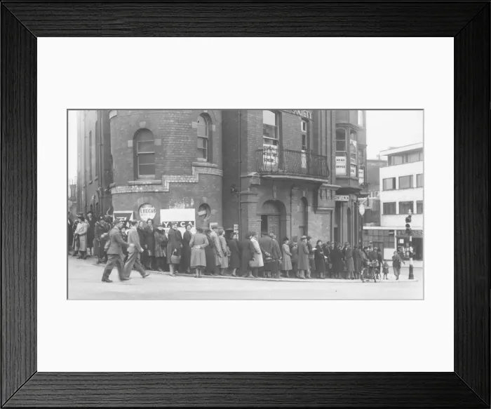 Framed Print : Queuing for fish at the top of Union Street opposite the Town Hall in April 1943 Torquay