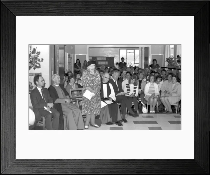 Framed Print : Author Agatha Christie addressing the dignatories at Galmpton primary school Framed Print : Author Agatha Christie addressing the dignatories at Galmpton primary school