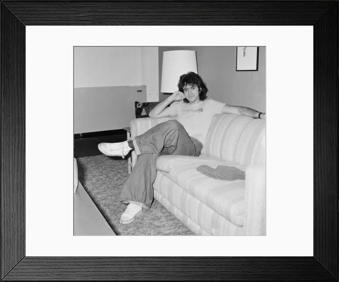 Framed Print : David Essex, Singer and Actor, pictured relaxing in his hotel room before appearing