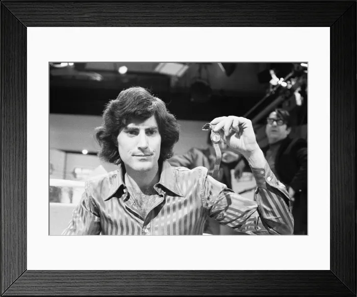 Framed Print : Uri Geller, Illusionist, 1st November 1974 Framed Print : Uri Geller, Illusionist, 1st November 1974