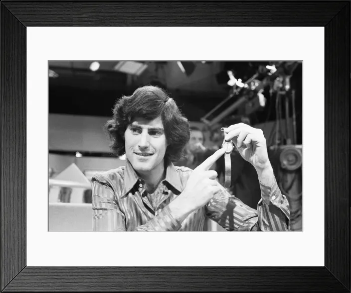 Framed Print : Uri Geller, Illusionist, 1st November 1974 Framed Print : Uri Geller, Illusionist, 1st November 1974