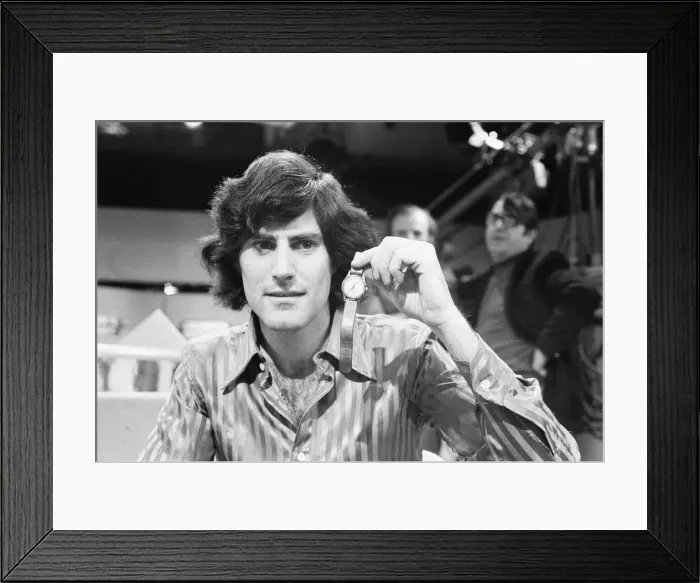 Framed Print : Uri Geller, Illusionist, 1st November 1974 Framed Print : Uri Geller, Illusionist, 1st November 1974
