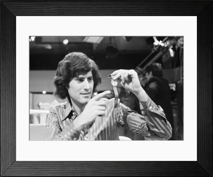 Framed Print : Uri Geller, Illusionist, 1st November 1974 Framed Print : Uri Geller, Illusionist, 1st November 1974