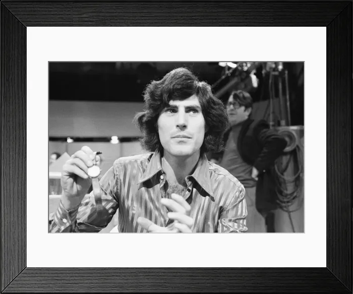 Framed Print : Uri Geller, Illusionist, 1st November 1974 Framed Print : Uri Geller, Illusionist, 1st November 1974