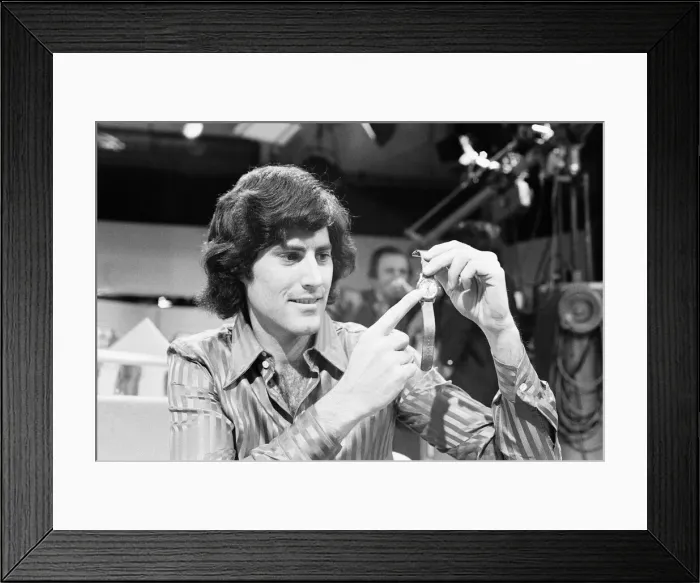 Framed Print : Uri Geller, Illusionist, 1st November 1974 Framed Print : Uri Geller, Illusionist, 1st November 1974
