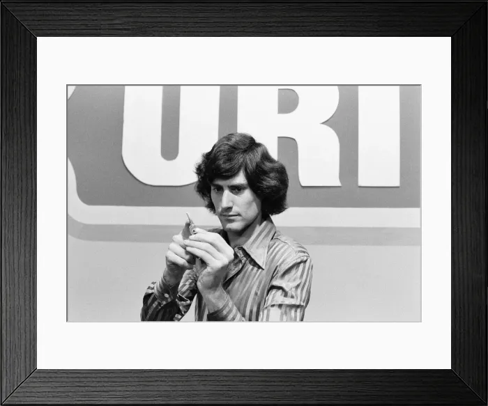 Framed Print : Uri Geller, Illusionist, 1st November 1974 Framed Print : Uri Geller, Illusionist, 1st November 1974