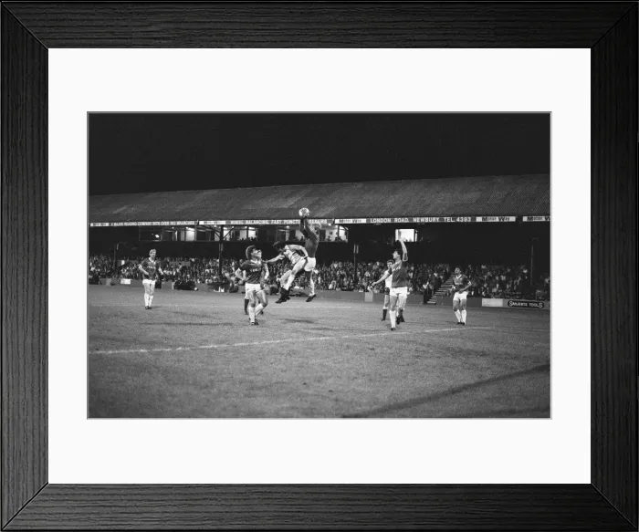 Framed Print : Reading 4-2 Chesterfield, Division Three match at Elm Park, Wednesday 2nd October 1985 Framed Print : Reading 4-2 Chesterfield, Division Three match at Elm Park, Wednesday 2nd October 1985
