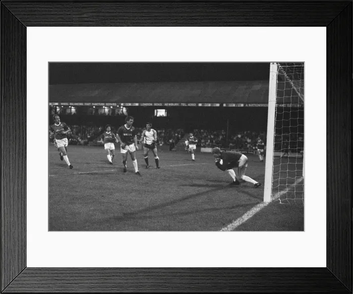 Framed Print : Reading 4-2 Chesterfield, Division Three match at Elm Park, Wednesday 2nd October 1985 Framed Print : Reading 4-2 Chesterfield, Division Three match at Elm Park, Wednesday 2nd October 1985