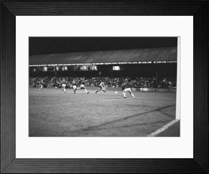 Framed Print : Reading 4-2 Chesterfield, Division Three match at Elm Park, Wednesday 2nd October 1985 Framed Print : Reading 4-2 Chesterfield, Division Three match at Elm Park, Wednesday 2nd October 1985