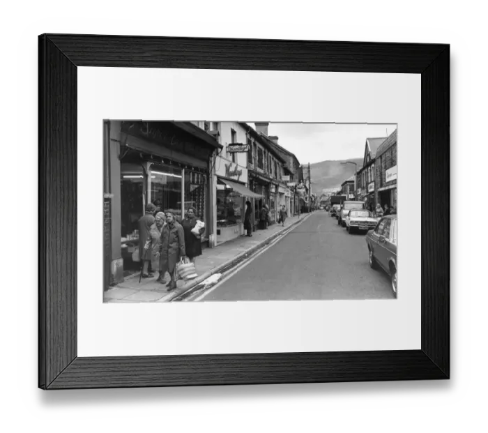 Framed Print : Shoppers out and about in Hannah Street, Porth 25th March 1985