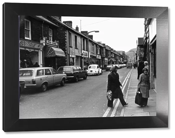 Shopping Hannah Street, Porth. 22nd November 1977