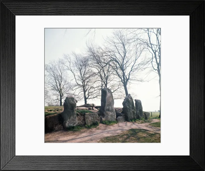 Framed Print : Waylands Smithy, a Neolithic long barrow and chamber tomb situated in the Vale of