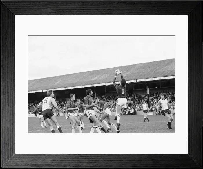 Framed Print : Reading 1-0 Bolton, league division three match at Elm Park, Saturday 5th October 1985 Framed Print : Reading 1-0 Bolton, league division three match at Elm Park, Saturday 5th October 1985