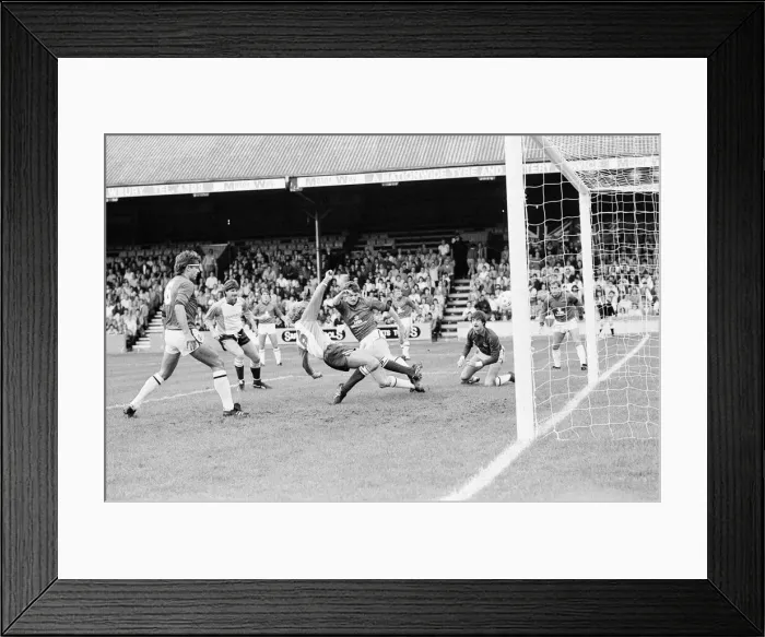 Framed Print : Reading 1-0 Bolton, league division three match at Elm Park, Saturday 5th October 1985 Framed Print : Reading 1-0 Bolton, league division three match at Elm Park, Saturday 5th October 1985