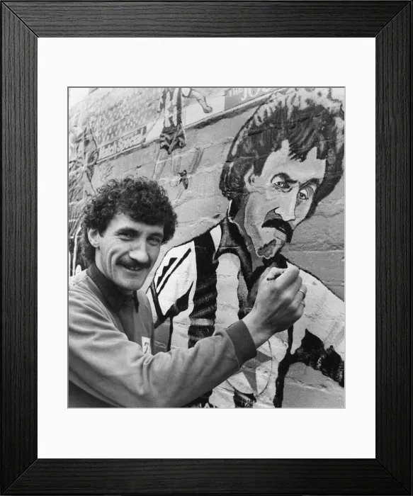 Framed Print : Terry McDermott, Newcastle United player at Killingworth play area to sign a wall mural