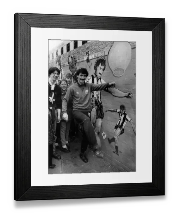 Framed Print : Terry McDermott, Newcastle United player at Killingworth play area to sign a wall mural Framed Print : Terry McDermott, Newcastle United player at Killingworth play area to sign a wall mural
