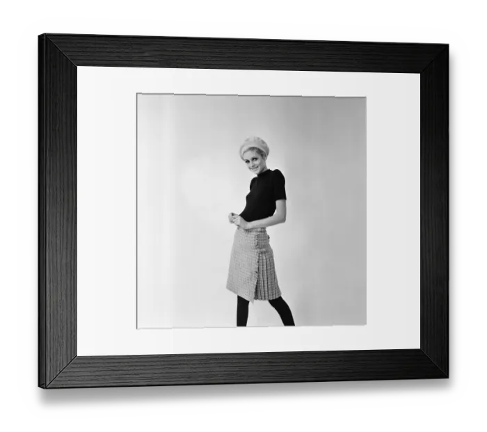 Framed Print : Twiggy - (born Leslie Hornby, and married name Leslie Lawson) Framed Print : Twiggy - (born Leslie Hornby, and married name Leslie Lawson)