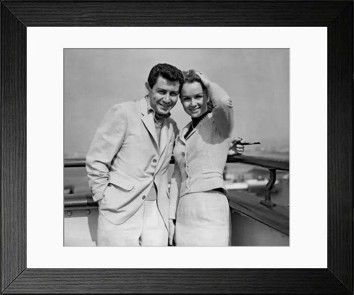 Framed Print : Debbie Reynolds and Eddie Fisher photographed aboard the Queen Elizabeth when she arrived