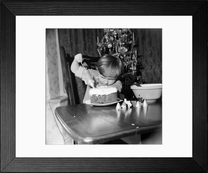 Framed Print : Howard Stanton Bottomley, 5, of Manchester having a go at icing a Christmas cake Framed Print : Howard Stanton Bottomley, 5, of Manchester having a go at icing a Christmas cake