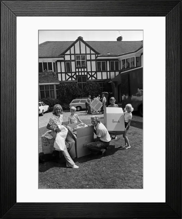 Framed Print : Michael Heseltine and family move in to a new house in Oxfordshire. 14th August 1973 Framed Print : Michael Heseltine and family move in to a new house in Oxfordshire. 14th August 1973