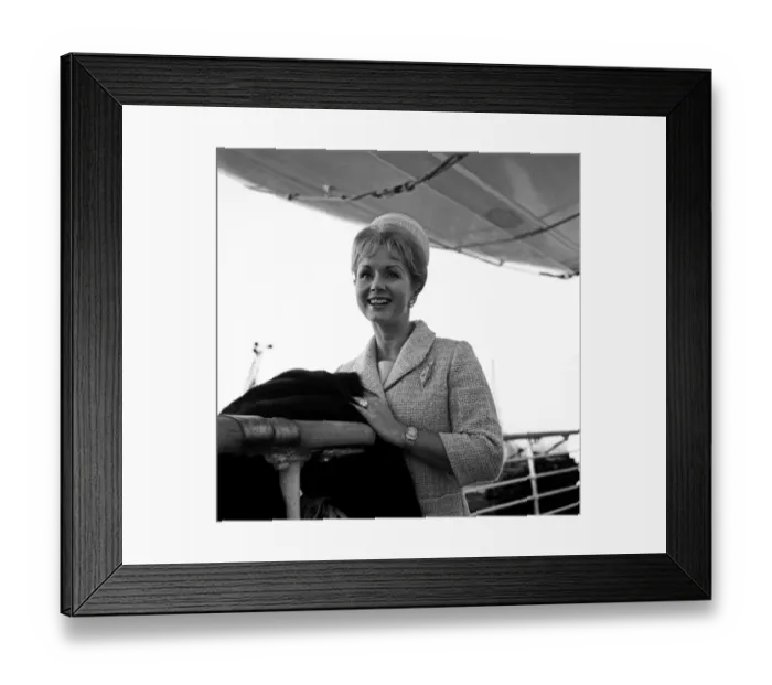 Framed Print : Debbie Reynolds arriving in England on board the Queen Elizabeth with her husband Framed Print : Debbie Reynolds arriving in England on board the Queen Elizabeth with her husband